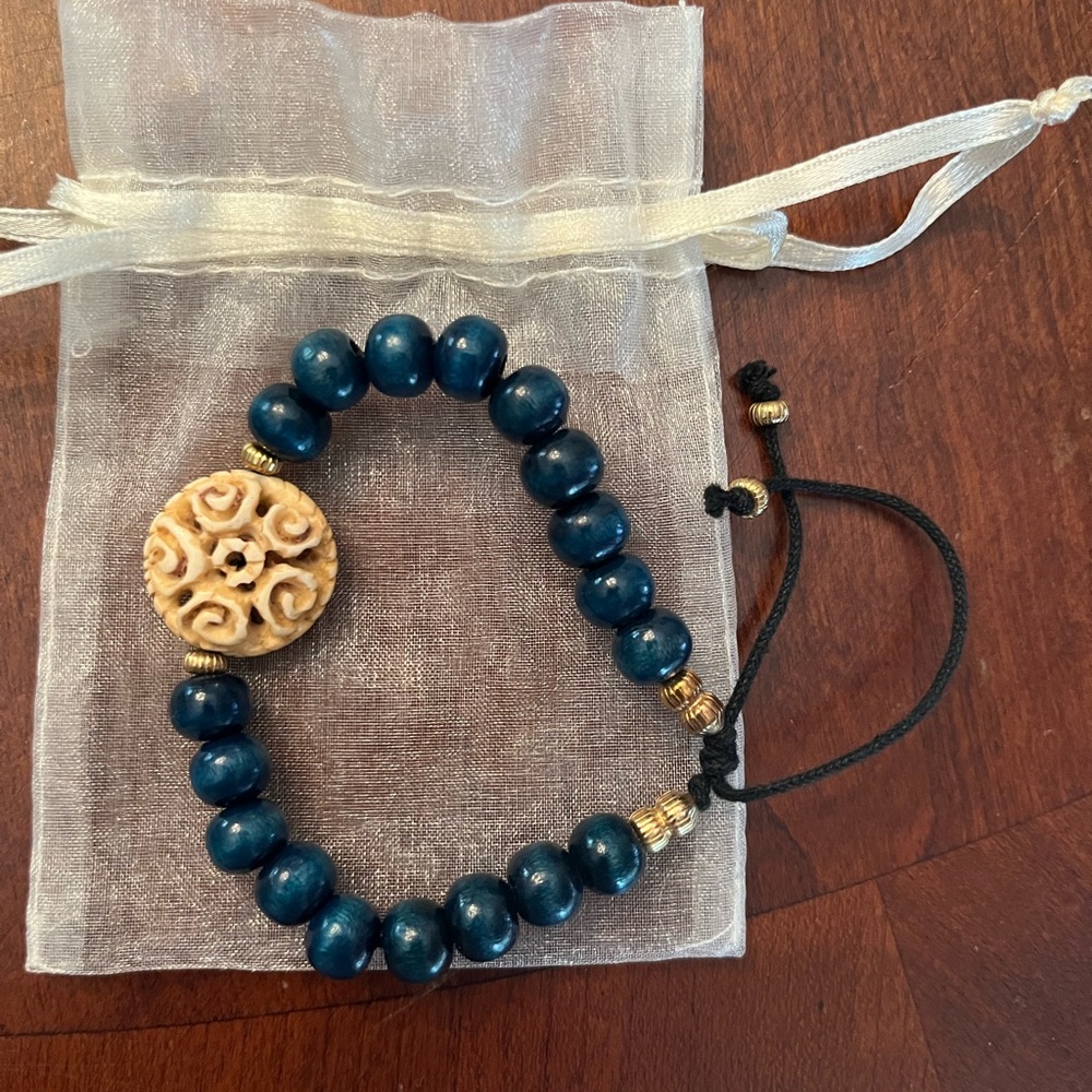 Bracelet Blue beads Brass accent beads pretty cream color center piece